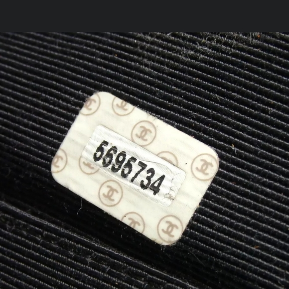 AUTHENTIC CHANEL LOGO EMBOSSED ONE SHOULDER BAG - Picture 6 of 9